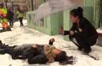 哈尔滨暴雪行人晕倒️ 女售货员单衣撑伞遮雪守护 - 新浪黑龙江