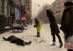 哈尔滨暴雪行人晕倒️ 女售货员单衣撑伞遮雪守护 - 新浪黑龙江