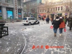 哈尔滨雪中老街一景：麻雀和鸽子共食引游人驻足拍照 - 新浪黑龙江