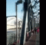 惊险一幕！游客爬中东铁路公园5米高钢梁拍照 - 新浪黑龙江