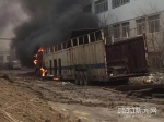 哈尔滨一大货车突然自燃 临近厂房内装满了氧气瓶 - 新浪黑龙江