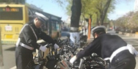 给共享单车排队的两位警察被冰城市民点赞了 - 新浪黑龙江
