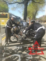给共享单车排队的两位警察被冰城市民点赞了 - 新浪黑龙江