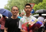 156中学王同学父亲为庆祝儿子考试结束，准备了花束。 - 新浪黑龙江