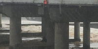 男子钓鱼遇洪水被冲50米爬上桥墩 消防紧急营救 - 新浪黑龙江