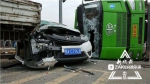 哈尔滨凌晨翻斗车侧翻砸中路边5车 一轿车被砸瘪 - 新浪黑龙江