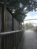 哈市部分过街天桥被包成"胡同" 广告牌遮护栏密不透风 - 新浪黑龙江