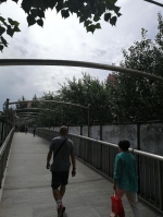 哈市部分过街天桥被包成"胡同" 广告牌遮护栏密不透风 - 新浪黑龙江