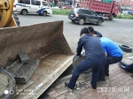重物占位怕不怕？哈尔滨城管调来铲车清除花式挡车桩 - 新浪黑龙江