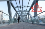 哈站北广场连接兆麟街与霁虹街的“玻璃天桥”投入使用 - 新浪黑龙江