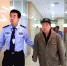 哈尔滨一违法人冒用他人身份去大厅办证被当场识破 - 新浪黑龙江