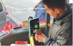 市民刷手机乘坐公交车。 - 新浪黑龙江