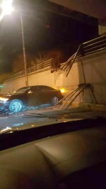 今日凌晨哈市一辆奥迪车冲破隔离带 掉到桥下车损严重 - 新浪黑龙江