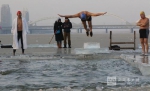 冰城10米深冬泳场江上开建 引来央视专程拍摄 - 新浪黑龙江
