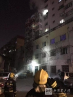 哈市道外一6楼民宅着火 消防通道被多辆私家车堵住 - 新浪黑龙江