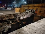昨晚冰城一轿车撞飞围挡倒悬在坑口 车里还有一男一女 - 新浪黑龙江