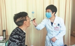省医院老年呼吸科医生正在进行查房。 省医院提供 - 新浪黑龙江