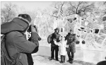 兆麟公园冰灯游园会内的游客与冰雕合影留念。 本报记者苏强摄 - 新浪黑龙江
