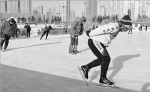 市民在群力体育公园内的公益冰场滑冰。 本报记者苏强摄 - 新浪黑龙江
