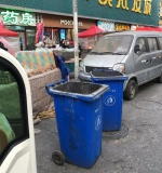 垃圾桶被挤到车道上 - 新浪黑龙江