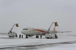 机场工作人员为飞机清理冰雪。仇建摄 - 新浪黑龙江