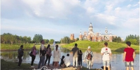 中外嘉宾在伏尔加庄园欣赏美景。 - 新浪黑龙江