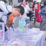 哈二职冰雪雕塑社团的学生在职教周活动上制作冰雕。本报记者刘莉摄 - 新浪黑龙江