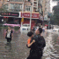暴雨中“一抹蓝” 冰城民警两小时背抱30余人过积水 - 新浪黑龙江
