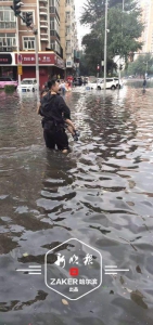 暴雨中“一抹蓝” 冰城民警两小时背抱30余人过积水 - 新浪黑龙江