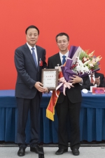 贾德昌 ，九三楷模 贾德昌教授荣获“九三楷模”荣誉称号 - 哈尔滨工业大学