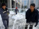 自制“清洁利器” 清理小区积雪 - 哈尔滨新闻网