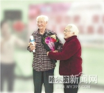 8对老人欢乐汇 最长牵手70年 - 哈尔滨新闻网