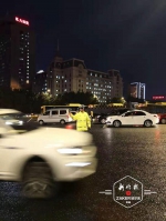 晚高峰暴雨突袭 哈市交警部门1700余名警力疏导交通 - 新浪黑龙江