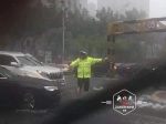 晚高峰暴雨突袭 哈市交警部门1700余名警力疏导交通 - 新浪黑龙江