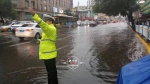 晚高峰暴雨突袭 哈市交警部门1700余名警力疏导交通 - 新浪黑龙江