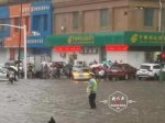 晚高峰暴雨突袭 哈市交警部门1700余名警力疏导交通 - 新浪黑龙江